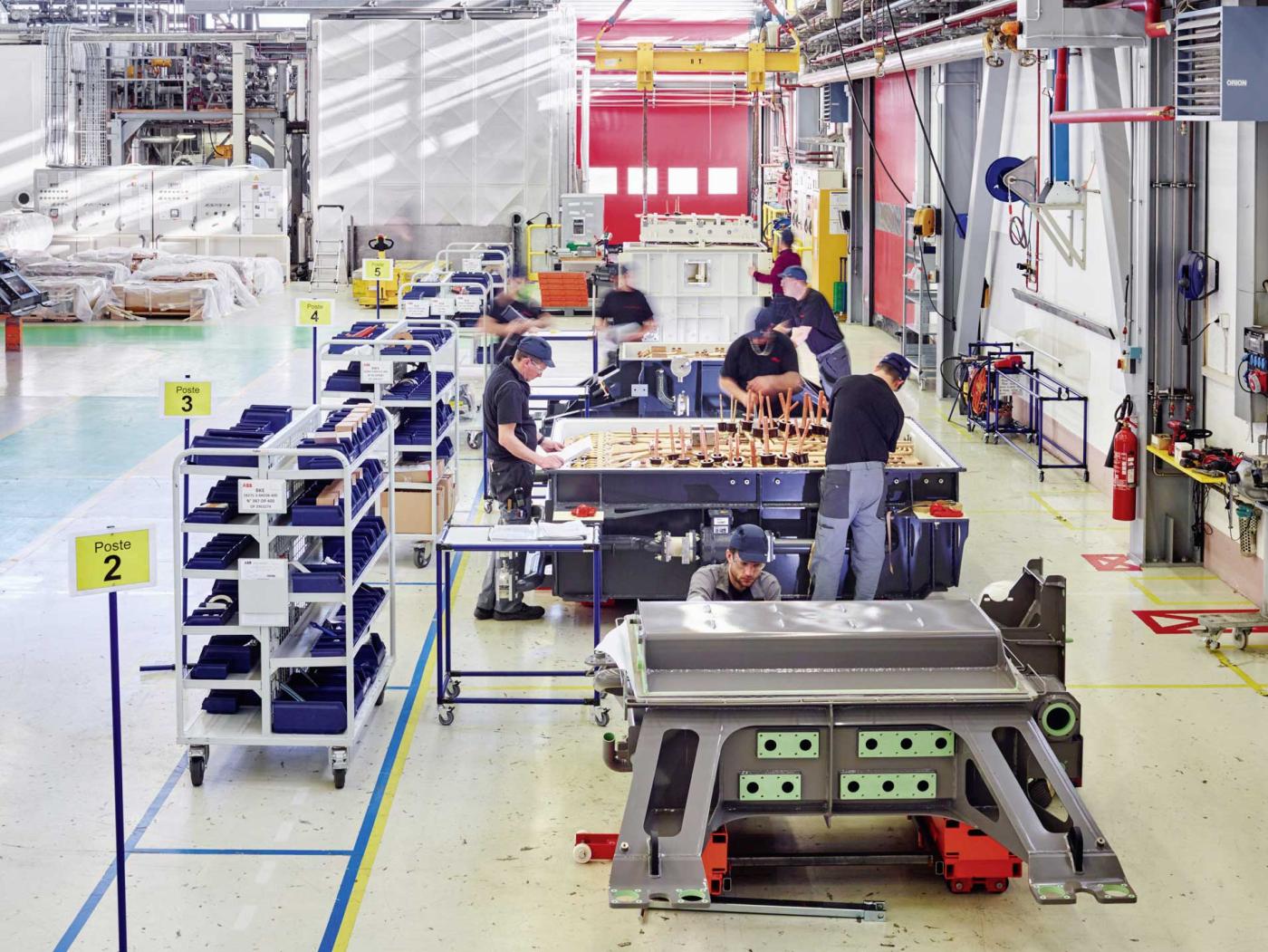 <strong>Figure 1</strong> Ligne de montage «one-piece flow» chez ABB Sécheron SA.