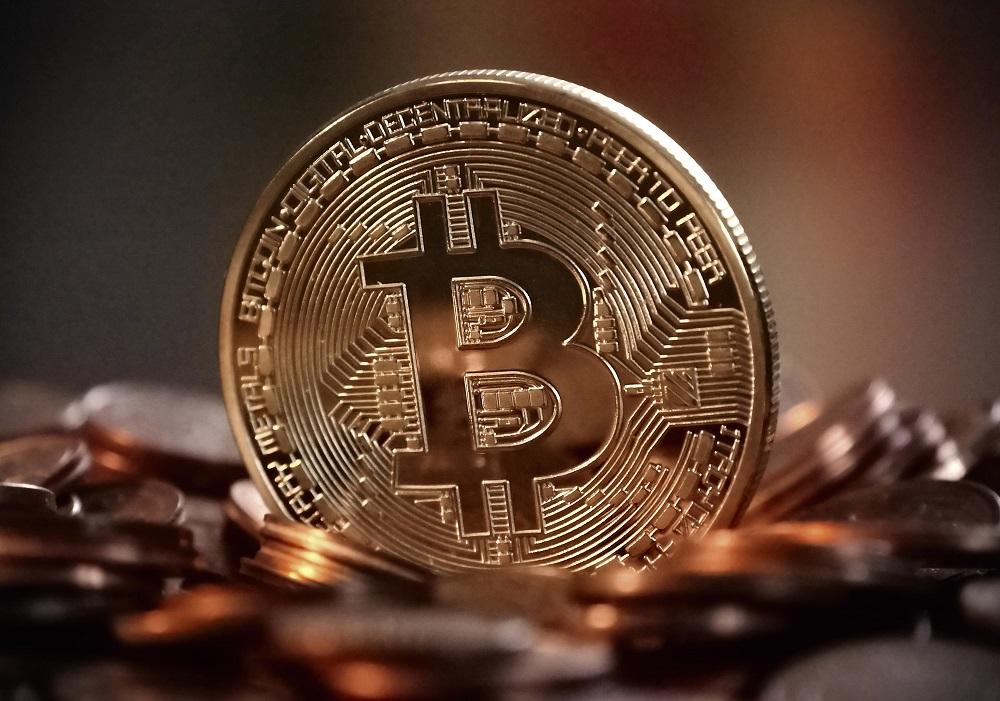 Das Beispiel der komplett dezentral funktionierenden Kryptowährung Bitcoin zeigt, welche Auswirkungen Digitalisierung auf ein bisher zentral organisiertes System haben kann.
