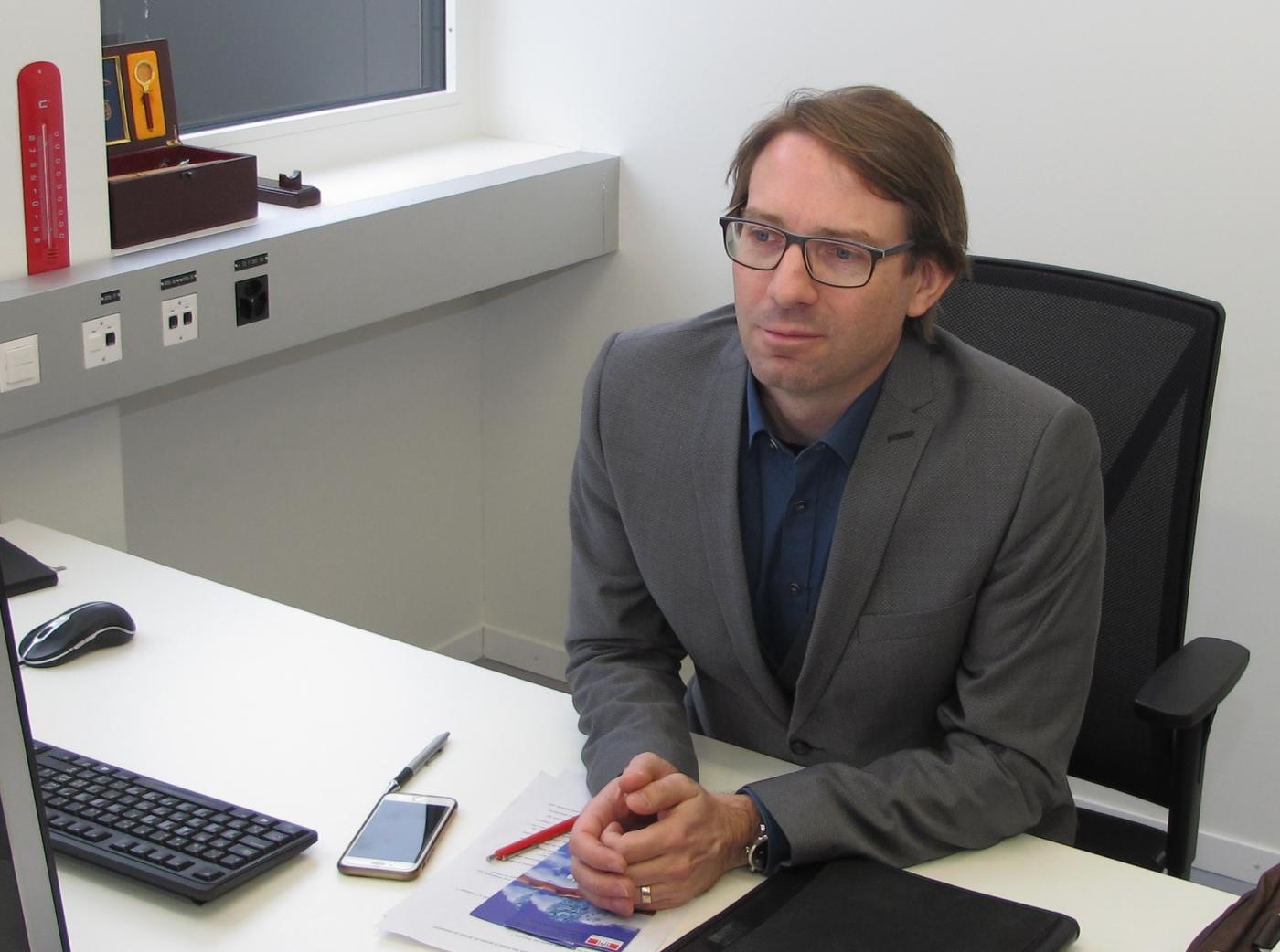 Comme l’explique Sebastian Gautsch, l’EPFL souhaiterait que les étudiants effectuent leurs stages en entreprise plus souvent au sein de petites et moyennes entreprises.
