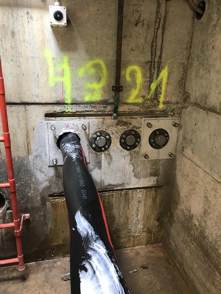 Eingezogenes 150-kV-Dreileiterkabel in bestehendem Kabelschutzrohr durch Muffenschacht.