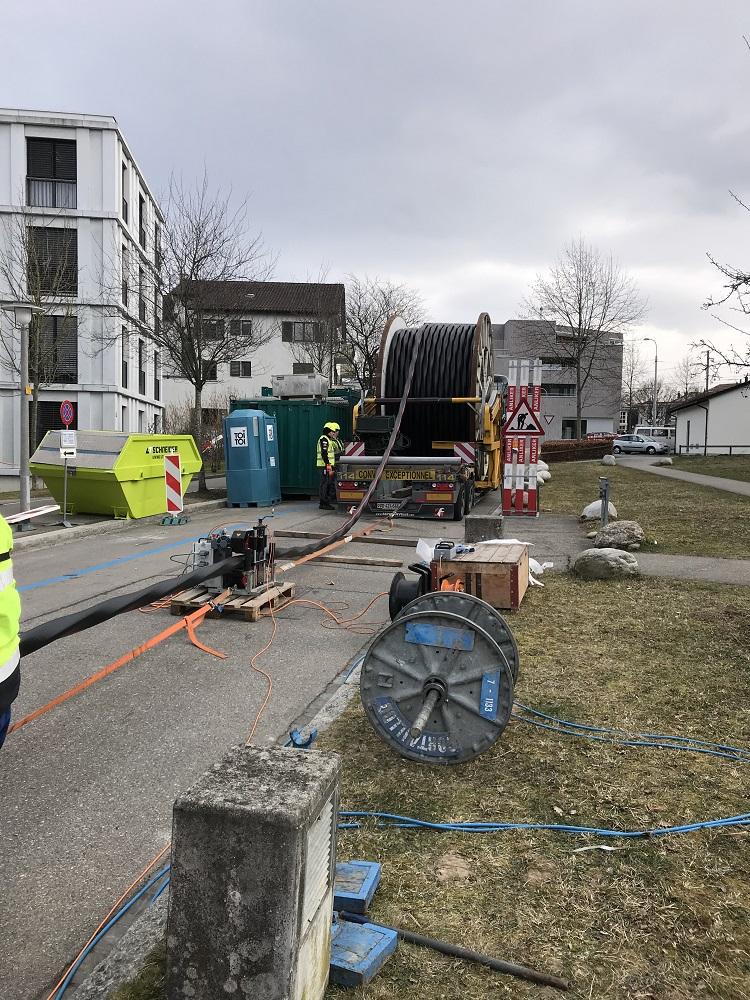 Spezieller Verlegewagen mit Kabeltrommel für ein 150-kV-Dreileiterkabel mit einer Länge von 800 m.