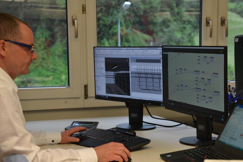 Mitarbeitender der Salzmann AG: Das Modellieren ersetzt das klassische CAD-Zeichnen.