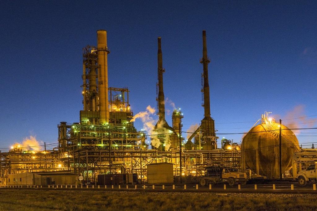 In Grossanlagen wie Raffinerien kann der Ausfall eines Anlagenteils die ganze Produktion lahmlegen. Die hohen Kostenfolgen rechtfertigen auch entsprechend hohe Investitionen in die Predictive Maintenance.