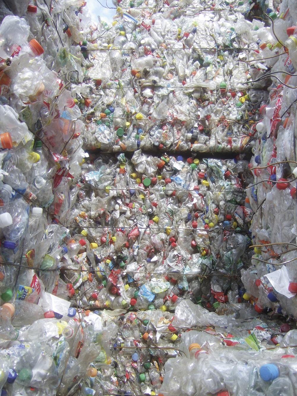 <strong>Figure 1</strong> De nombreux déchets PET échappent au recyclage.