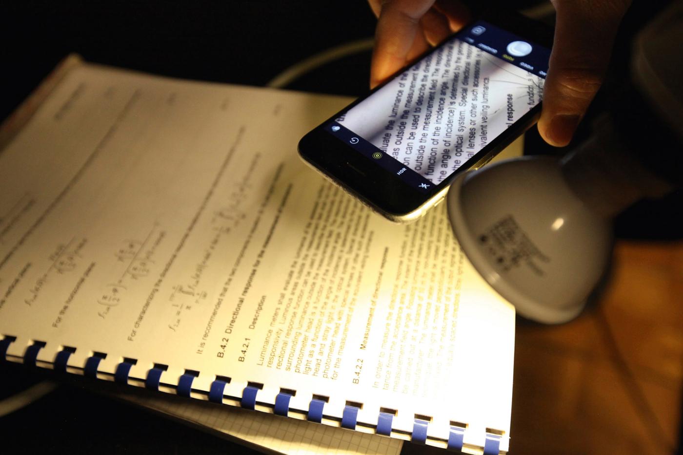 <strong>Figure 3</strong> Un smartphone permet de visualiser les effets du papillotement lorsque la quantité de lumière est suffisante et lorsque le temps d’intégration en résultant est assez court («vitesse d’obturation électronique»).