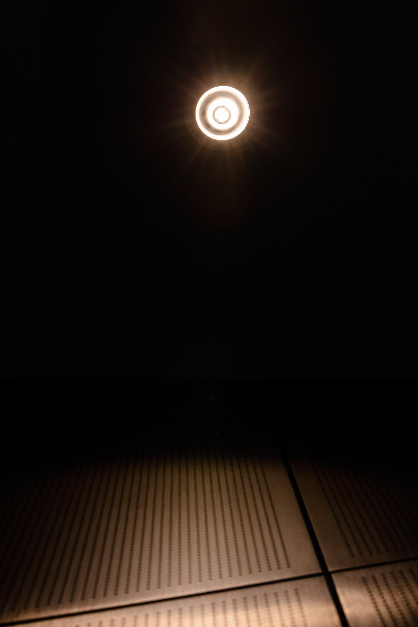 Une bonne optique rend les projecteurs installés au plafond moins éblouissants.
