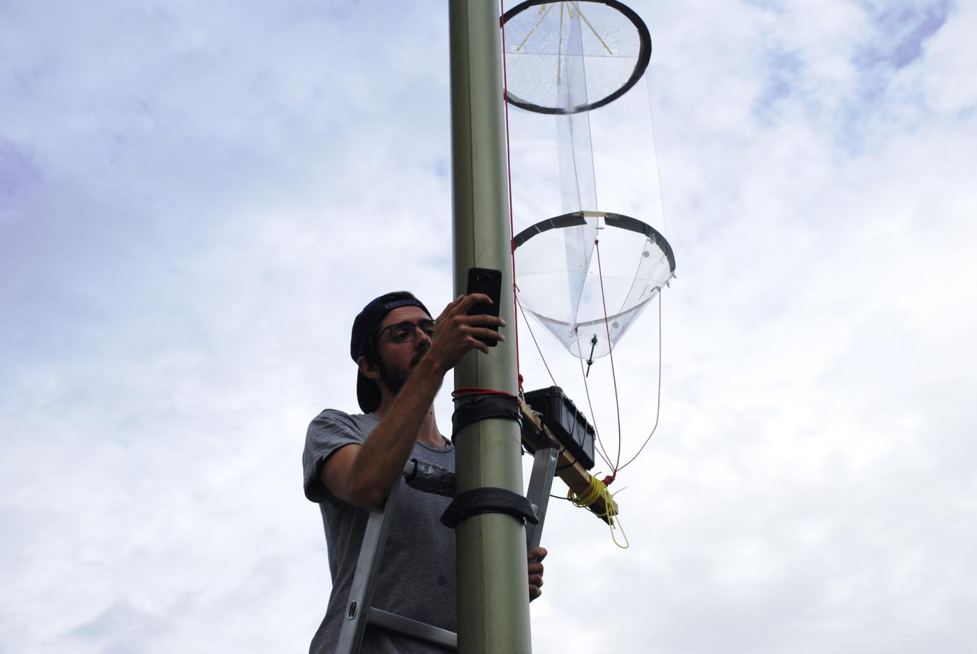 An dieser Strassenleuchte ist neben der Insektenfalle ein «Batlogger» montiert. Dieser zeichnet in der Nacht die Ultraschall-Echoortungslaute von Fledermäusen auf. Die Daten werden am nächsten Morgen per Smartphone heruntergeladen.