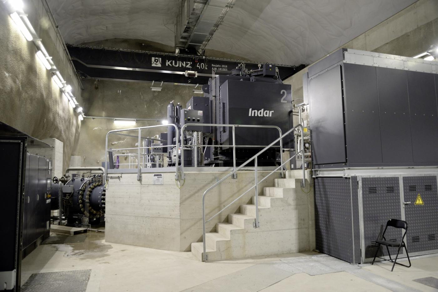 Kaverne bei Oberwald mit Kugelschieber (links) und Generator (oben).