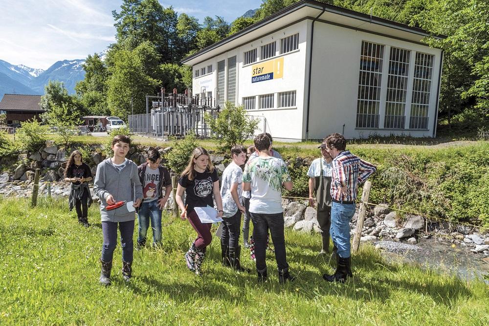 An den jährlichen Umweltbildungstagen der Gemeindewerke Erstfeld erfahren Oberstufenschülerinnen und -schüler vor Ort, wie gefährdete Tierarten vom Ökostrombezug der lokalen Unternehmen profitieren.