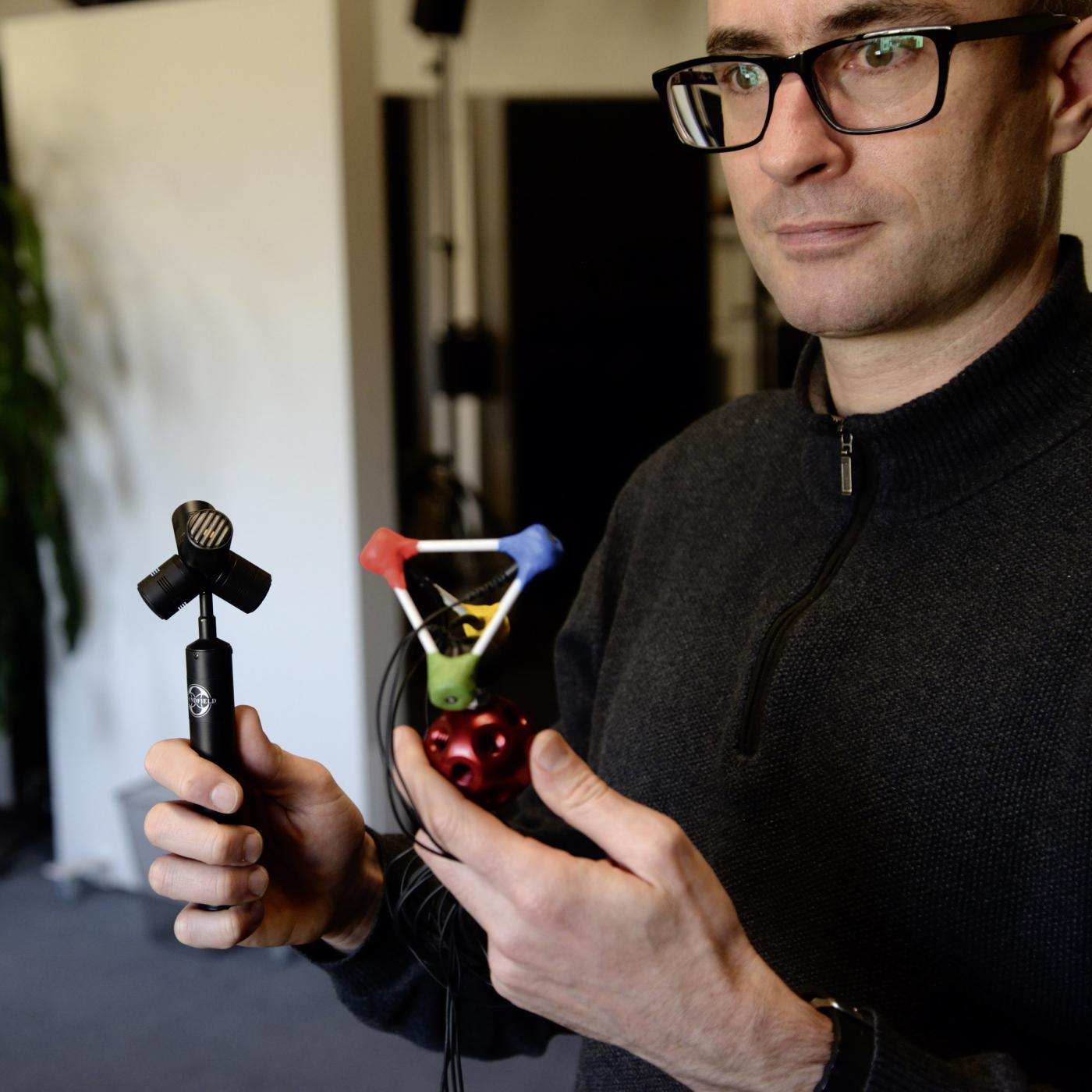 Christof Faller mit einem professionellen Virtual-Reality-Mikrofon für über 2000 Fr. (links) und der Illusonic-Lösung mit vier Kugelmikrofonen für rund 10 Fr.