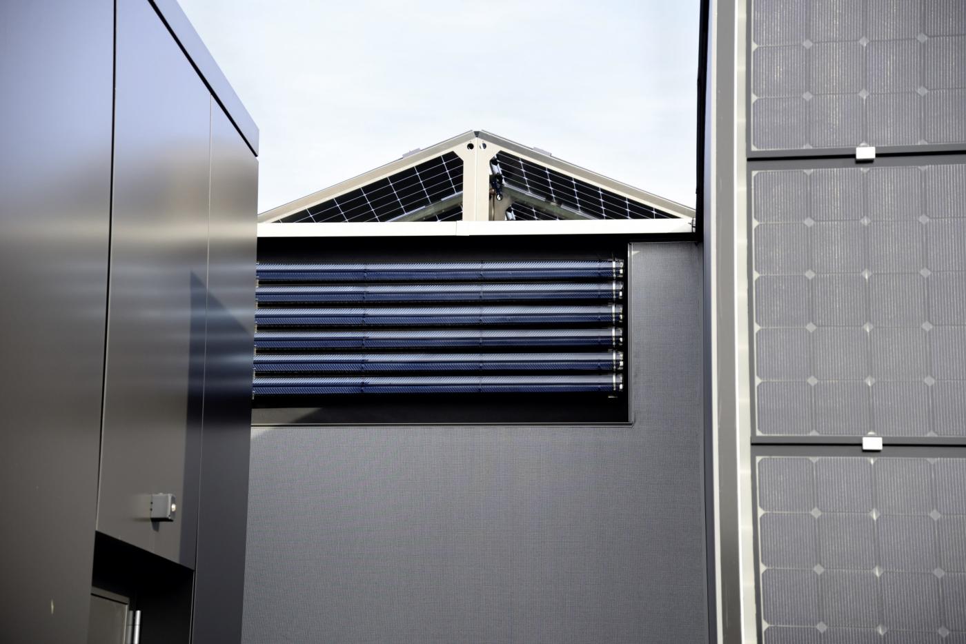 Die PV-Anlagen und thermische Kollektoren (Mitte) auf dem Dach des Nest versorgen die Units mit Energie.