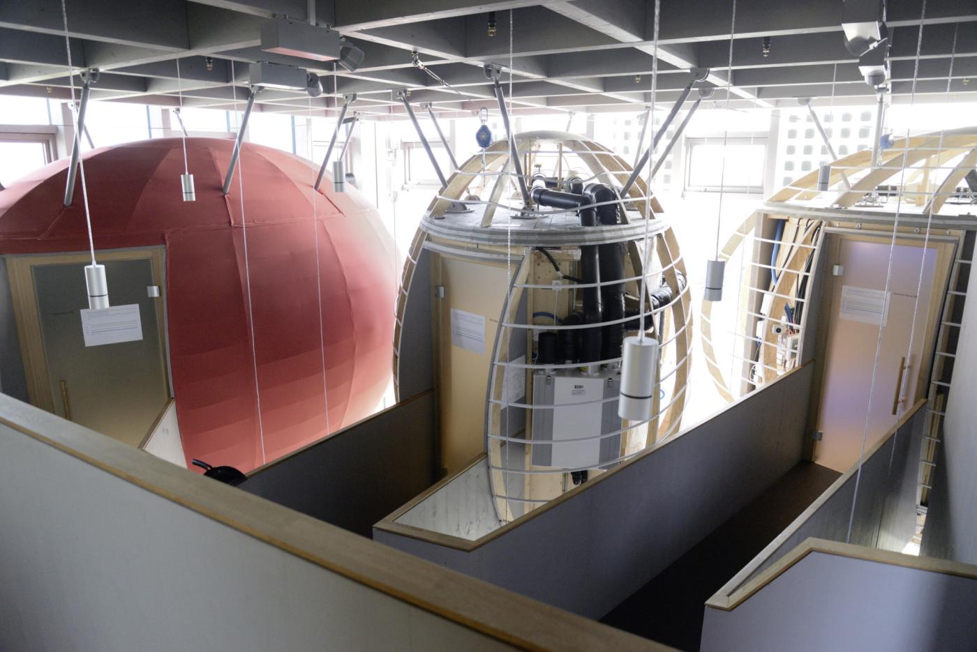 Die Saunas werden mit einem Hoch­temperatur-CO<sub>2</sub>-Wärmetauscher beheizt. Mit einem Enthalpietauscher wird zudem die Abluftwärme genutzt.