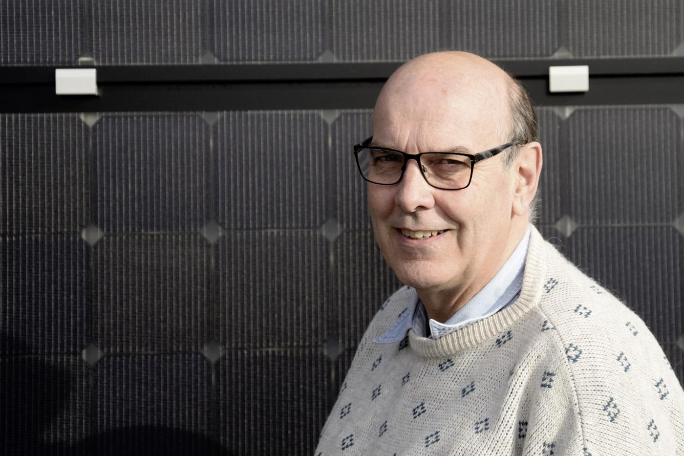 Gebäudetechnik-Forscher Robert Weber erläutert das Prinzip der Fitness-Wellness-Unit.