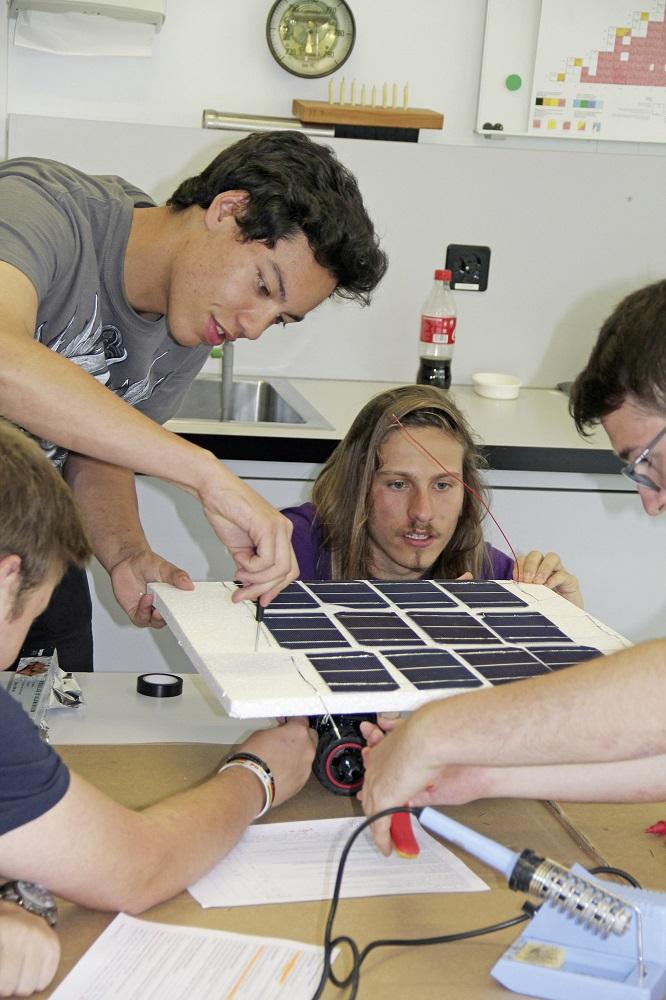 Die Schüler löten im Workshop ihr eigenes Solarmodul und treiben damit ein ferngesteuertes Auto an.