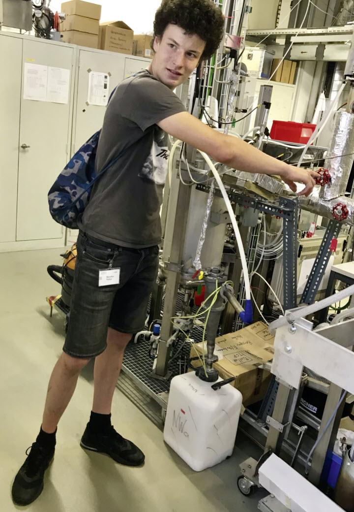 Auch junge Tüftler wie der 15-jährige Schüler Linus Rüetschi aus Suhr interessieren sich für die Holzvergasung. Er hat einen funktionierenden Holzvergaser entwickelt.