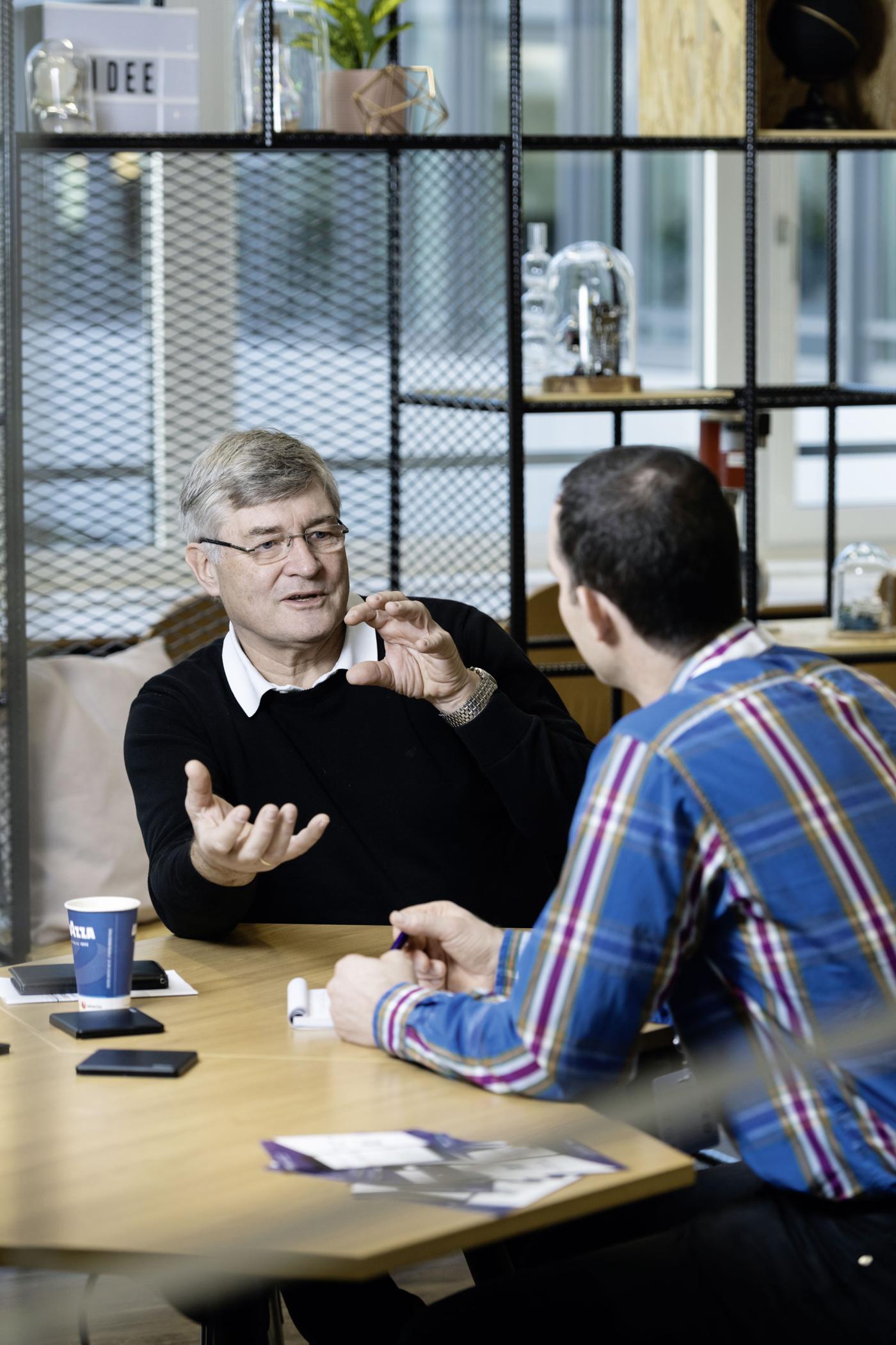 «Le secteur du bâtiment est la seule industrie qui commence à construire avant que tout ne soit planifié», fait remarquer Wolfgang Hass, expert BIM chez Siemens. Le BIM n’est pas seulement le passage des plans en 2D aux modèles en 3D. «À l’avenir, tous les planificateurs devront travailler en étroite collaboration sur le même modèle numérique.»