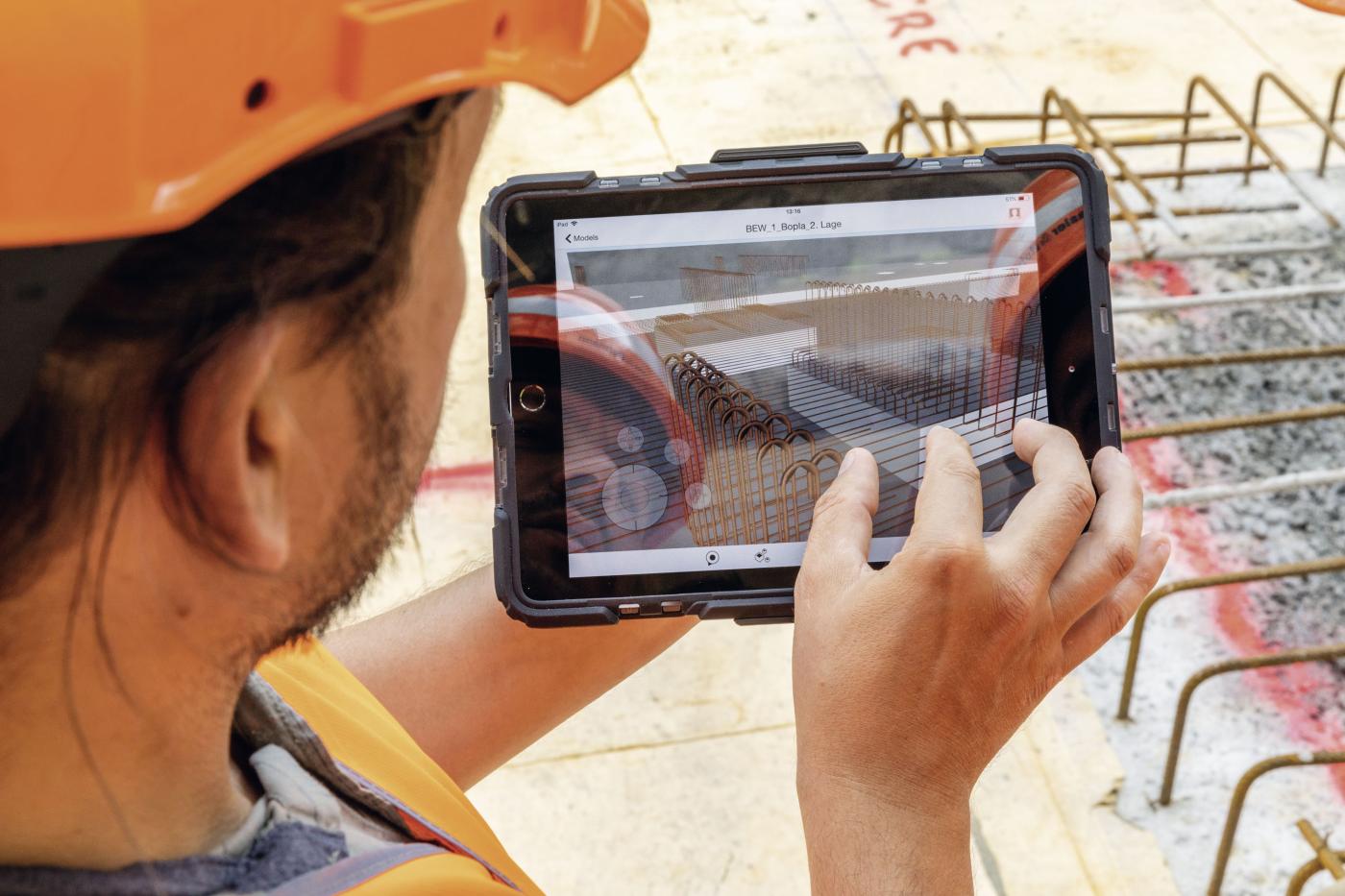 L’entreprise Basler & Hofmann a agrandi son immeuble de bureaux à ­Esslingen. Le contremaître, les ferrailleurs et les installateurs en technique du bâtiment n’ont travaillé qu’avec le modèle, sur une tablette.