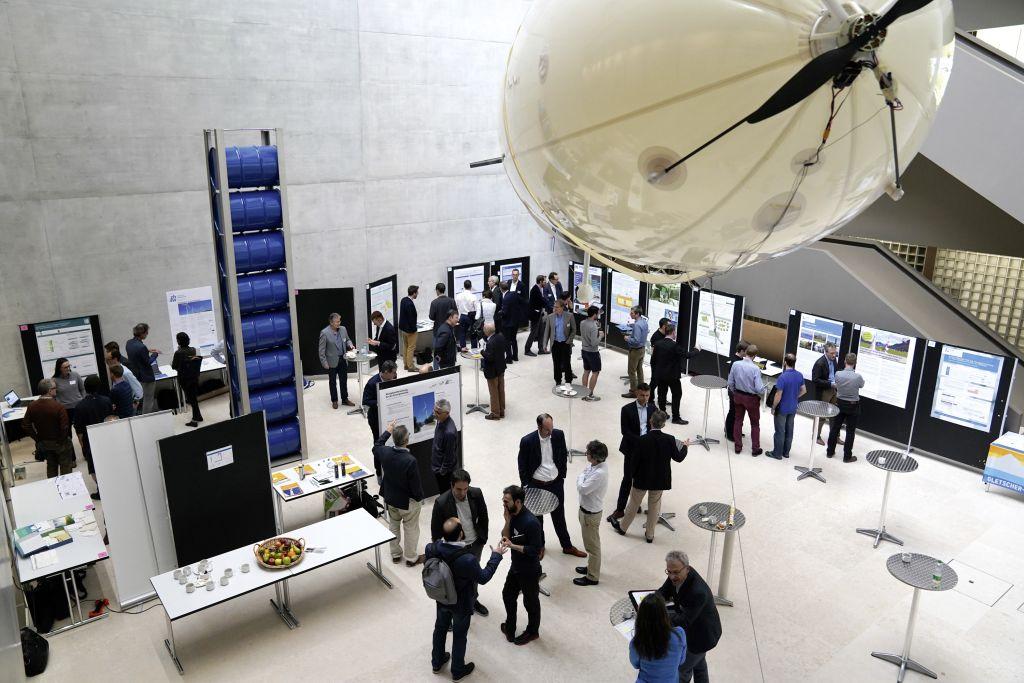 Exposition de posters lors du premier Forum suisse sur la recherche en énergie éolienne à Rapperswil.