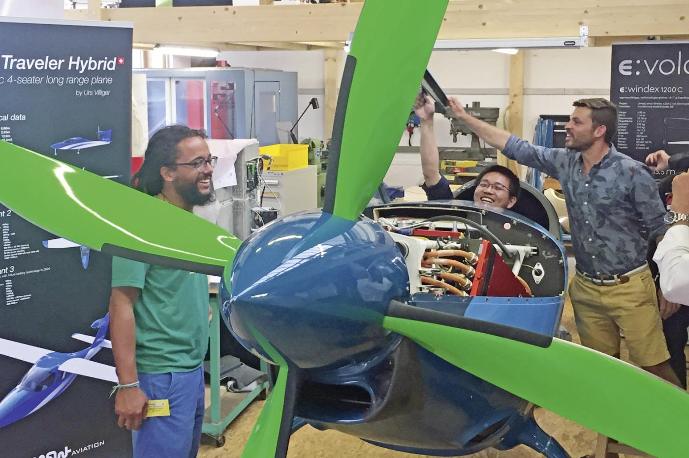 Des visites d’entreprises innovantes dans le domaine de l’efficience et du renouvelable, ici Evolaris Aviation à Nidau, complètent l’offre de cours de la PhD Summer School Mont-Soleil.