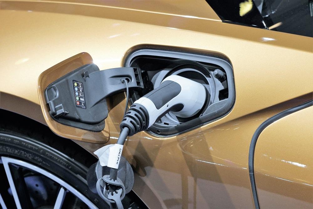 Fahrzeuge laden ihre Batterie künftig mit Strom aus erneuerbarer Energie oder...