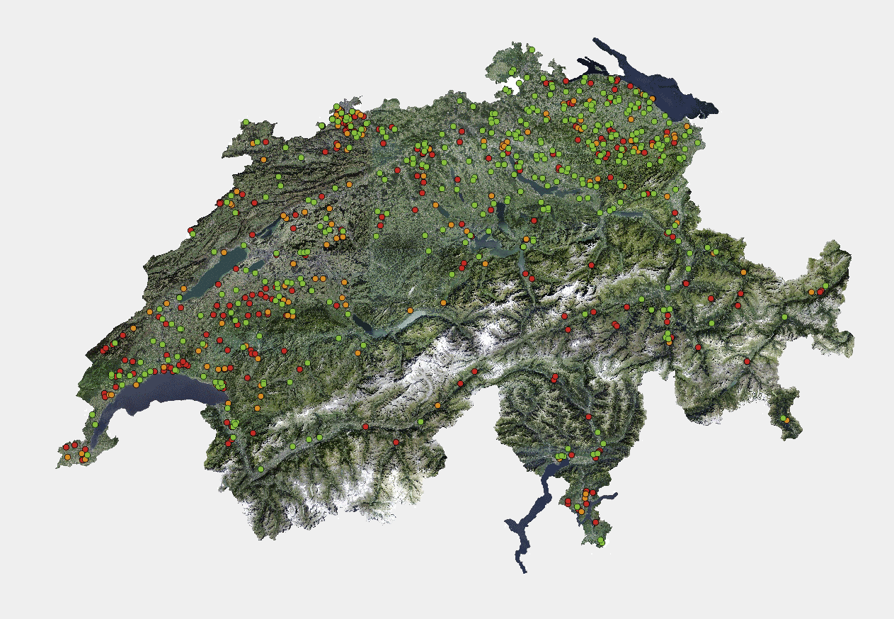 Geografische Verteilung der untersuchten PV-Anlagen mit Einfärbung der Abweichung vom Mittelwert über alle Anlagen: grün: +2% oder mehr; orange: -2 bis +2%; rot -2% oder mehr).