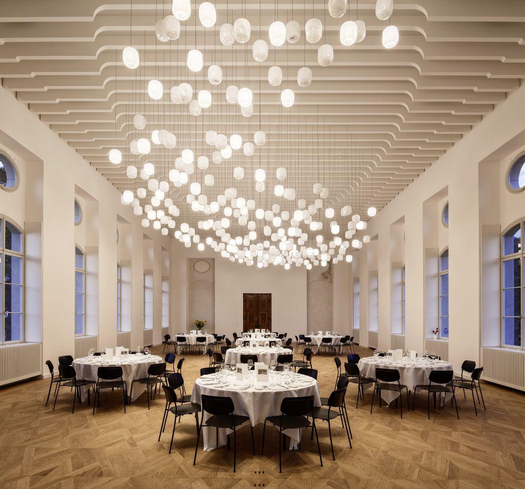 Die durch Moos Licht realisierte LED-Beleuchtung auf der Klosterinsel Rheinau fügt sich harmonisch in den Raum.