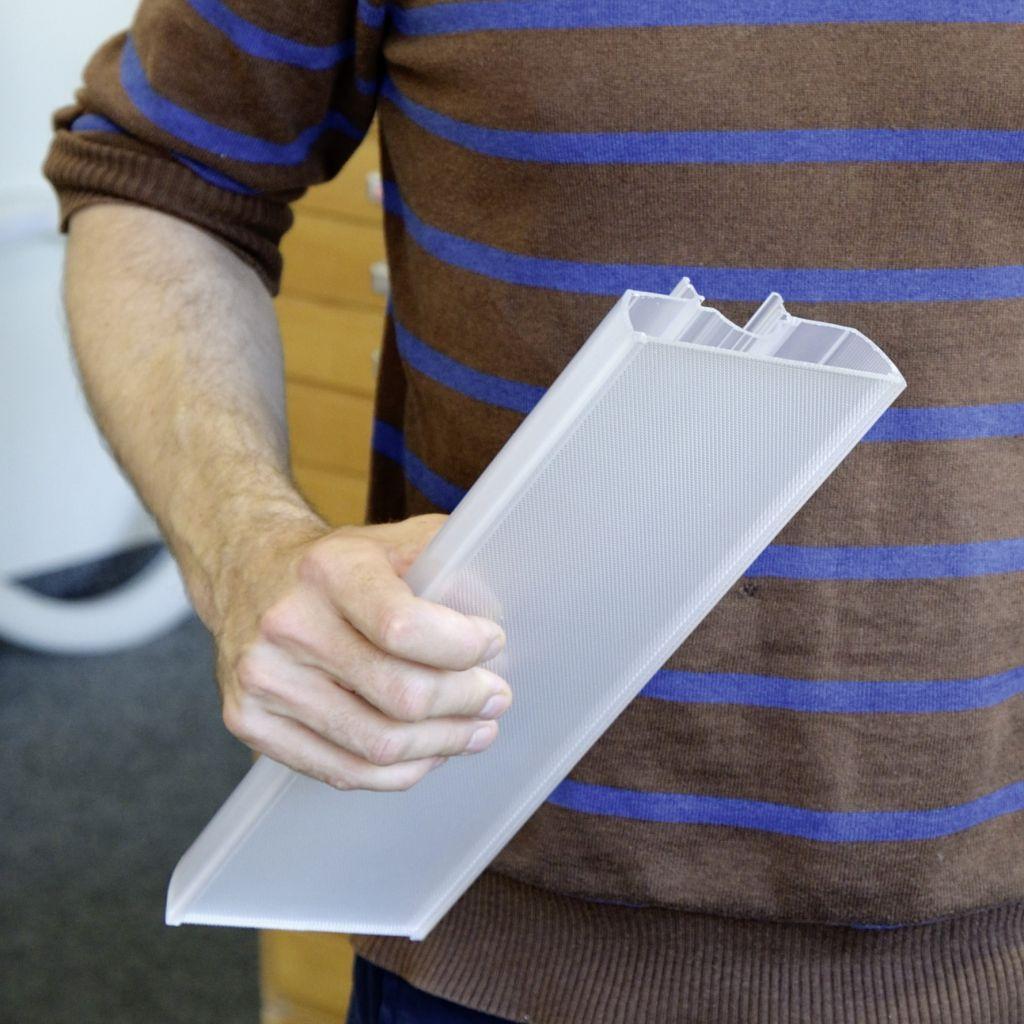 Ein Profil für eine LED-Leuchte, die direktes Licht bietet und gleichzeitig den Raum aufhellt.