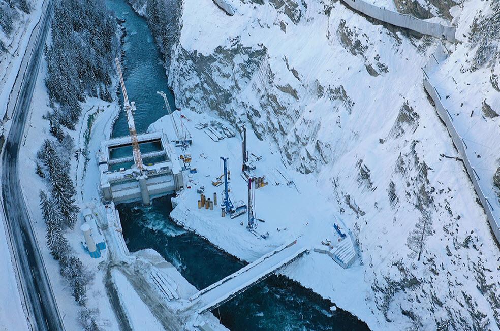 <strong>Bild 2</strong> Der Betrieb der Wehrbaustelle muss bei schneereichen Wintermonaten eingestellt werden, weil die mit Schnee verfüllten Steinschlagschutznetze die Sicherheit auf der Baustelle nicht mehr garantieren können.
