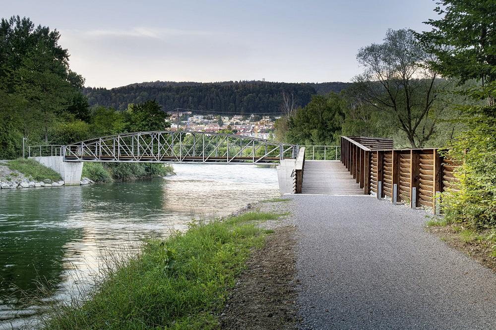 EKZ baute einen neuen Steg zur historischen Fachwerkbrücke, weil der Fussweg entlang der Limmat zugunsten des Naturschutzes aufgehoben wurde.