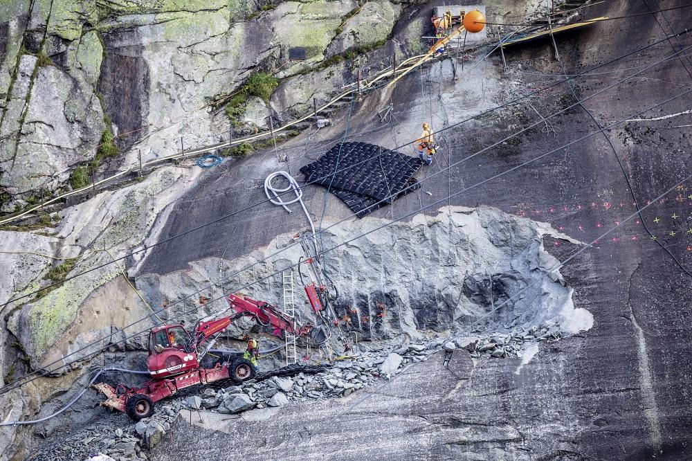 Les préparatifs de la construction du barrage et des galeries ont lieu à la fois sur les parois rocheuses...