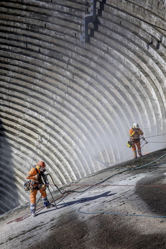 Pour préparer les dynamitages, les ouvriers doivent descendre en rappel.