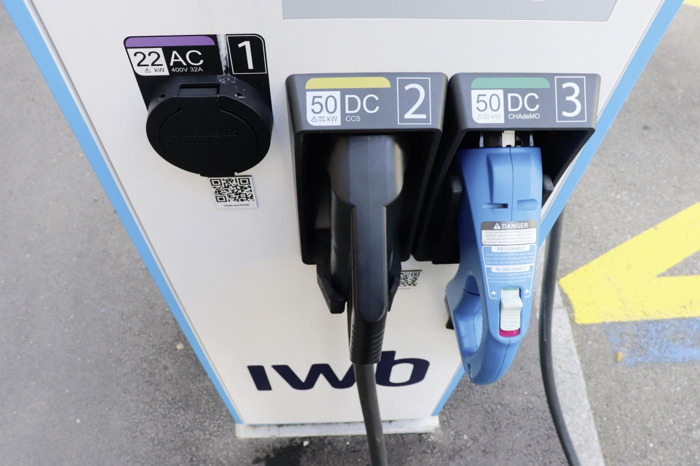 <strong>Figure 1</strong> Cette borne dispose de trois points de recharge: à gauche, la prise d’une puissance de 22 kW et, à droite, deux connecteurs d’une puissance de 50 kW chacun.