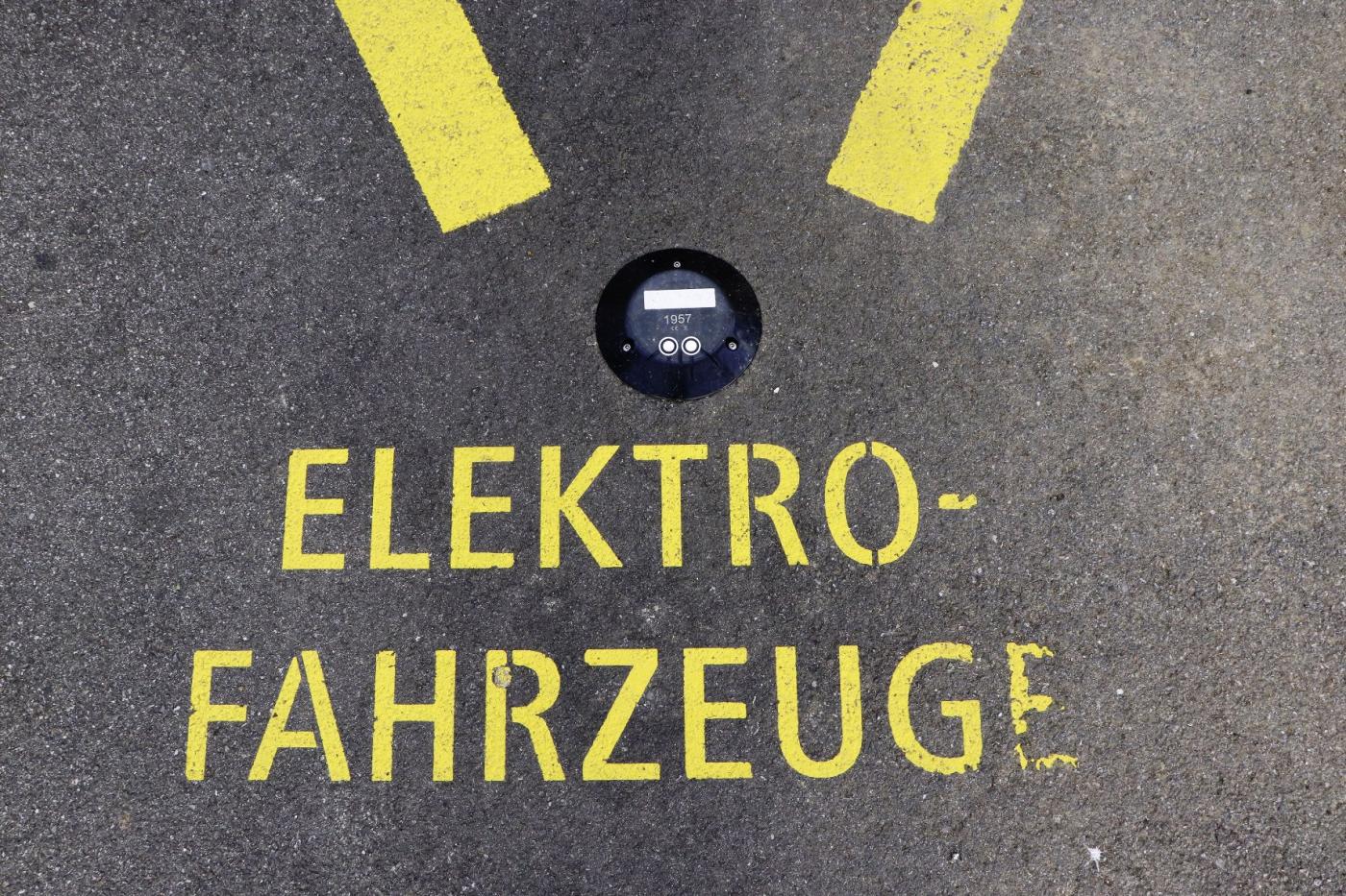 <strong>Figure 2</strong> Chaque place de stationnement réservée à la recharge de véhicules électriques a été équipée d’un capteur. Les conducteurs peuvent ainsi, grâce à une application, voir quelles sont les stations de recharge actuellement disponibles.