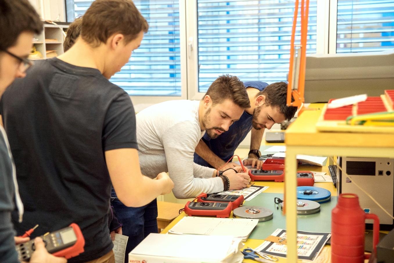 Savoir travailler en équipe: une richesse, mais aussi un défi.