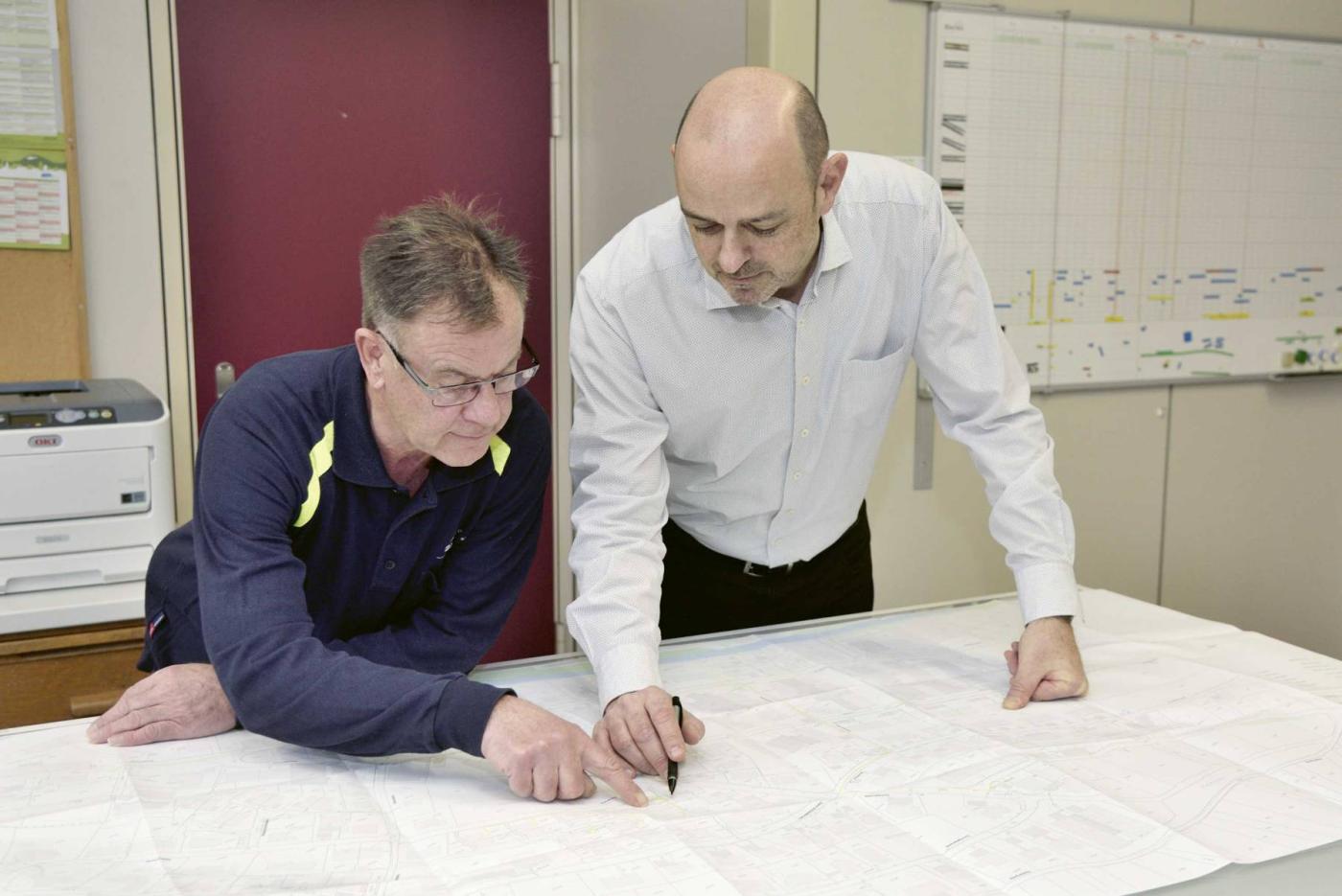 FTTH-Projektbesprechung bei der Electra Sissach: Rudolf Fricker und Stephan Jurt (v.l.).
