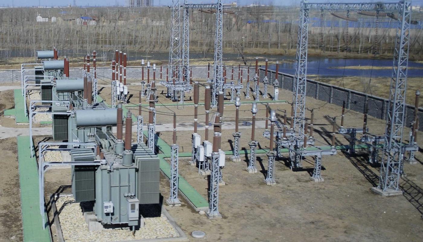 Freiluftanlage eines Bahnumspannwerkes an 3 AC 220 kV 50 Hz mit je zwei Einphasenumspannern 31,5 MVA in V-Schaltung, davon zwei in Stand-by-Modus, an 3 AC 220 kV 50 Hz.