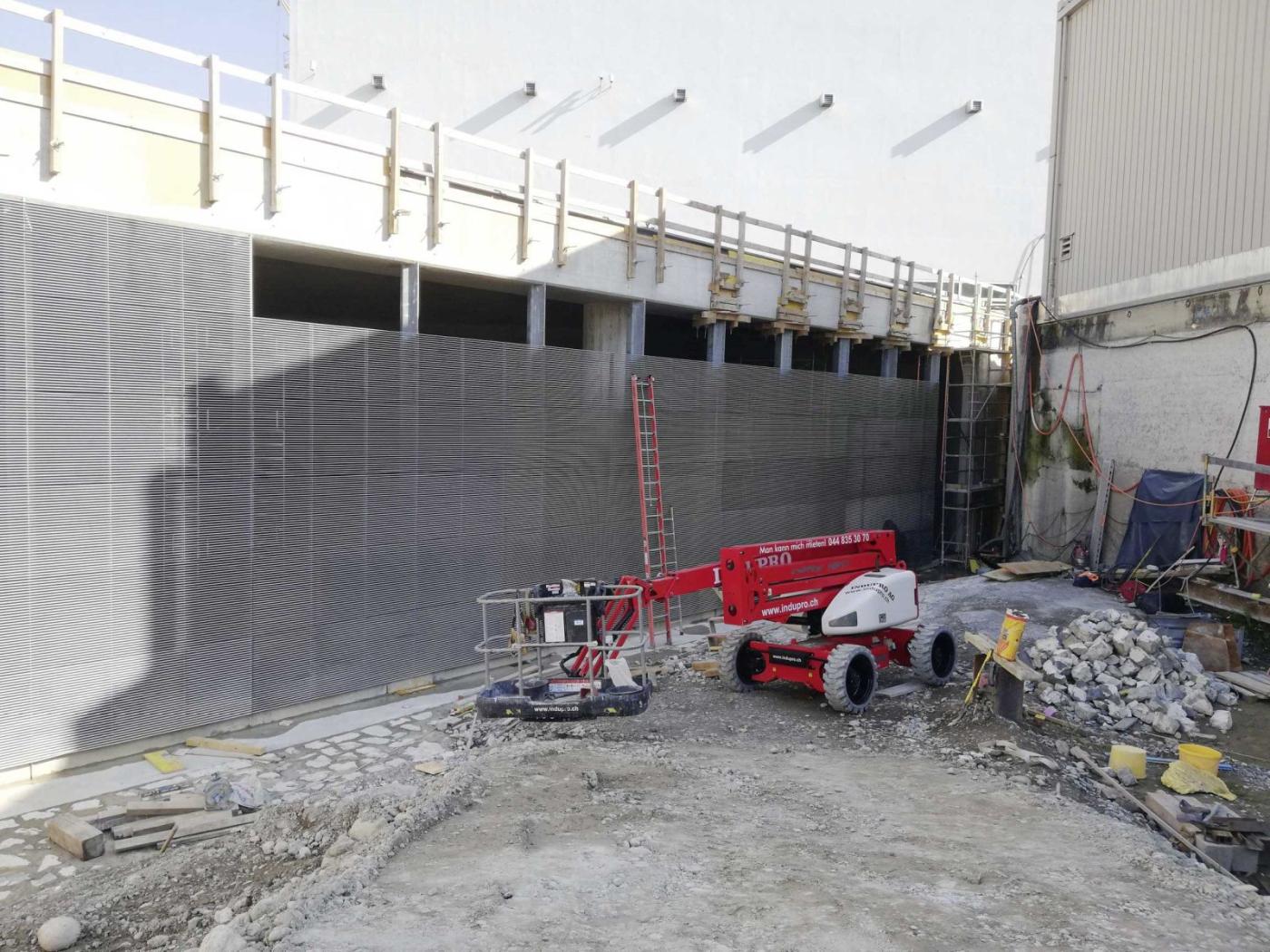 Das Limmat-Kraftwerk in Dietikon verfügt seit 2019 über den grössten Horizontalrechen in der Schweiz mit einer Rechenfläche von über 200 m² und einem Stababstand von 20 mm. Der Bypasseingang befindet sich rechts beim Baugerüst.