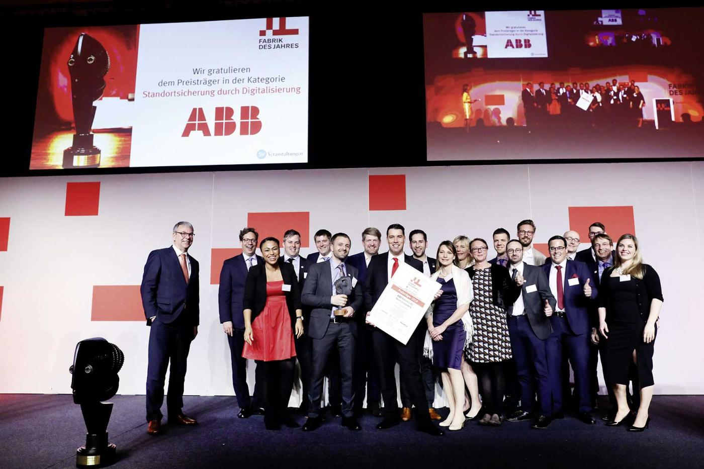 L’équipe «Genesis», lauréate du Prix «Excellent Location Safeguarding by Digitalization», lors de la cérémonie de remise des Prix «Factory of the Year 2018».