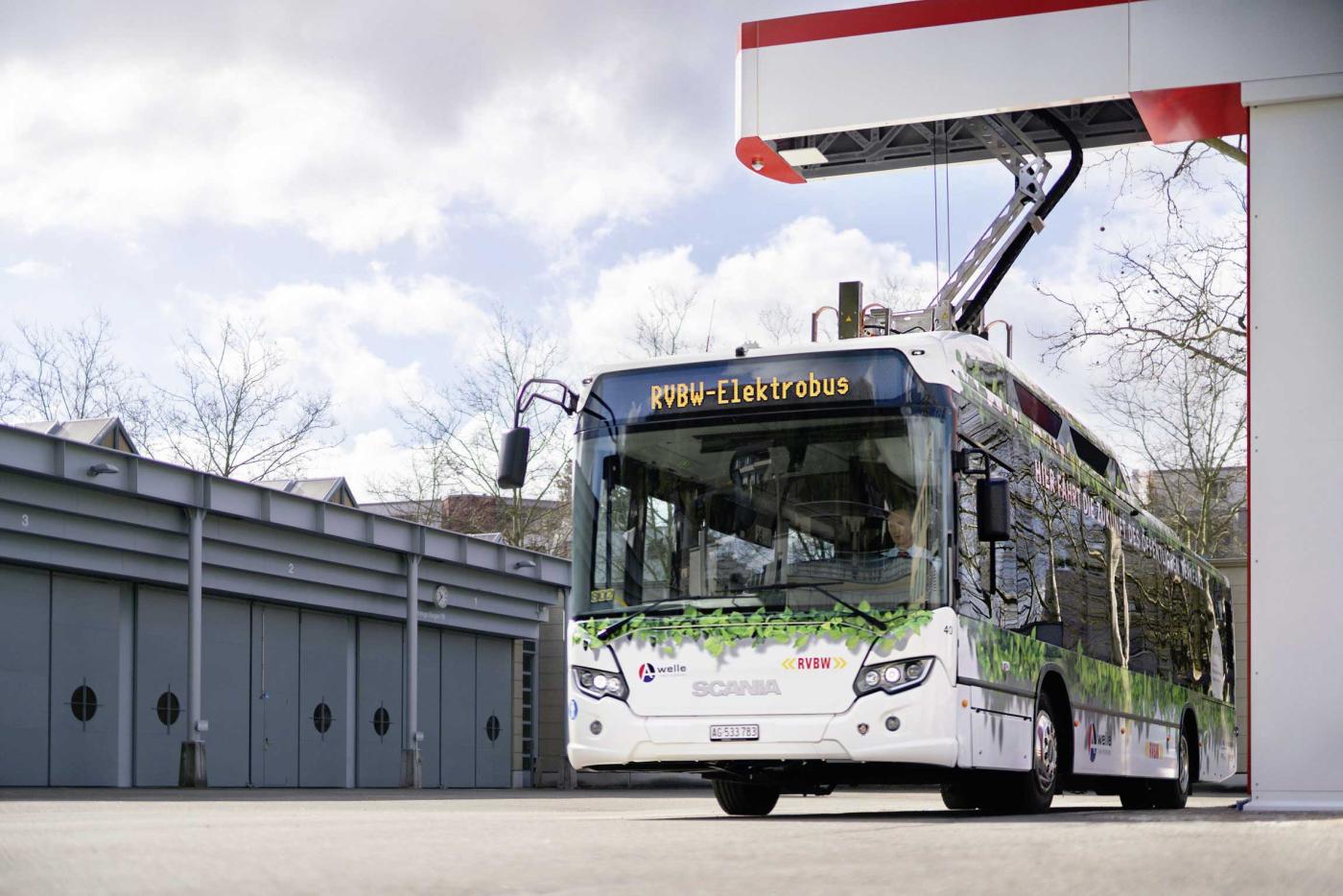 Auch für die zukünftige Ausbaustrategie gut positioniert: Die erste Ladestation der RVBW vor dem Depot in Wettingen.