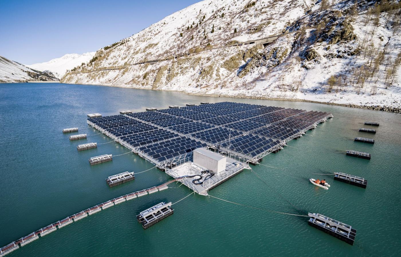 <strong>Figure 3</strong> Le parc de démonstration est composé de 36 structures flottantes supportant, outre un onduleur et un transformateur, 1400 panneaux photovoltaïques bifaciaux.