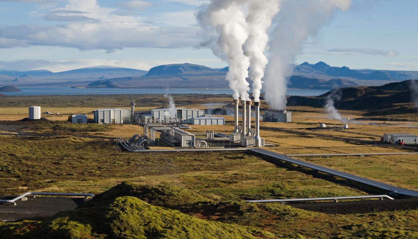 Erdwärme: Obwohl die Geothermie global eine Randerscheinung ist, kann sie lokal durchaus wichtig sein: Das isländische Nesjavellir-Kraftwerk hat eine Nennleistung von 120 MW elektrisch und 300 MW thermisch.