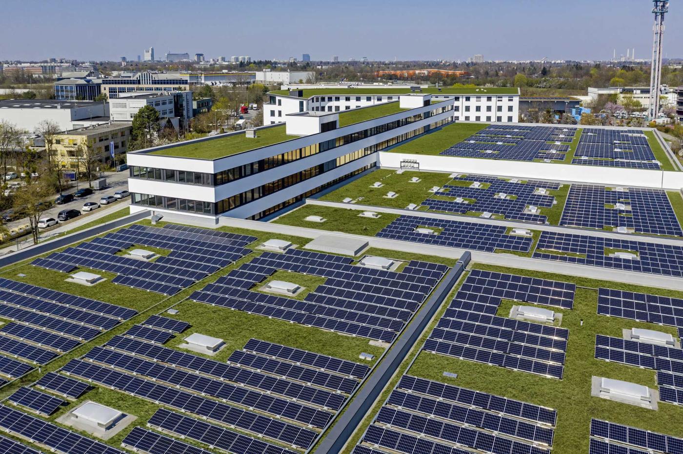 Auf dem Dach des Centro Tesoro ist die grösste innerstädtische PV-Anlage Münchens installiert. Mit einer Leistungskapazität von 428  kW produzieren 568 Paneele einen grossen Anteil des Mieterstroms.