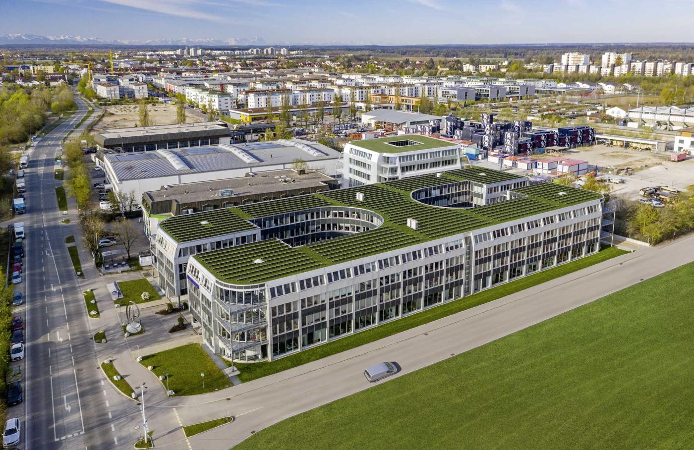 Auch beim 25'000  m2 umfassenden Bürokomplex Hatrium in Unterhaching setzt die Schwaiger Group auf ein nachhaltiges Energiekonzept und wechselte auf mittels Geothermie erzeugte Fernwärme.
