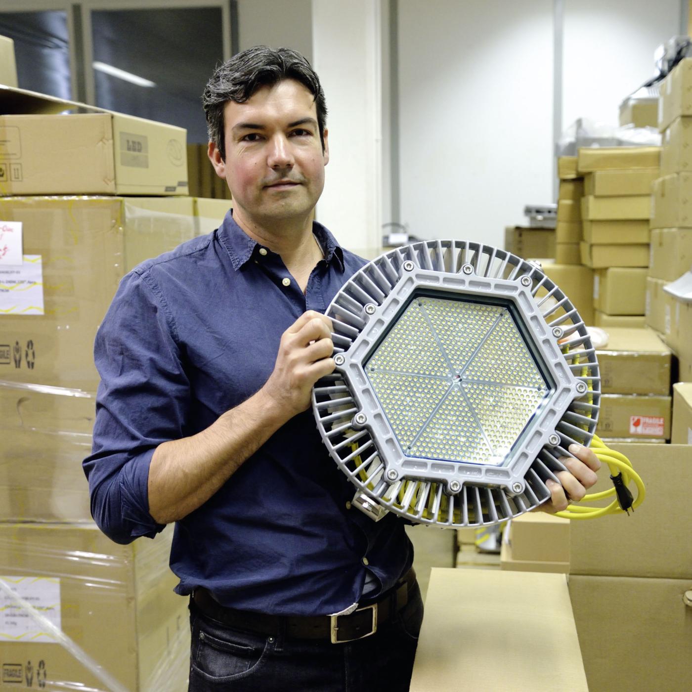 Andreas Fantoni mit einer industriellen LED-Leuchte von Dialight.
