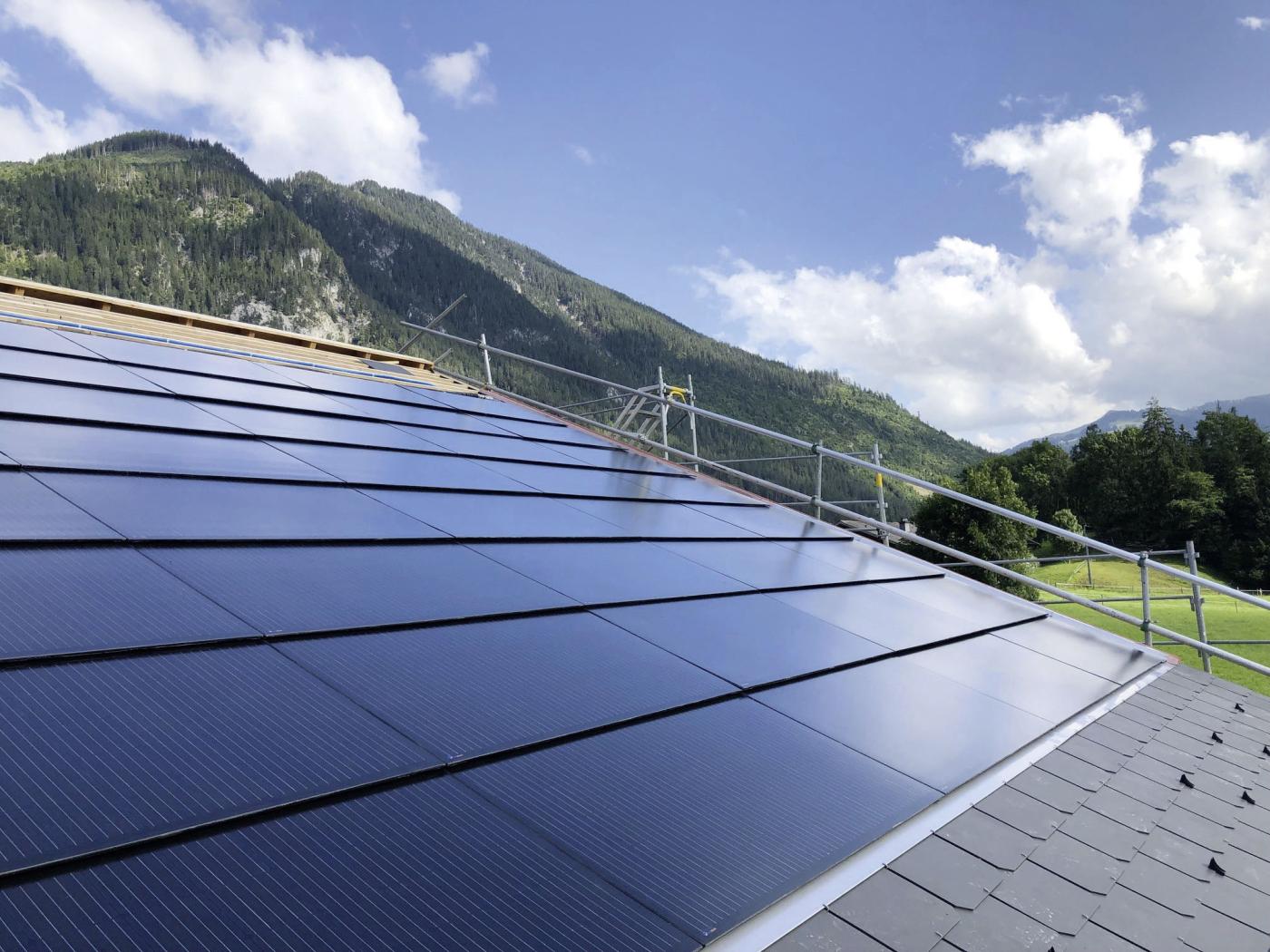 Strom und Wärme erzeugen. Eine Solaranlage mit kombinierten PVT-Modulen. Vorne erzeugen PV-Zellen Strom, hinten entnimmt der thermische Teil die Wärme. Damit werden auch die PV-Zellen gekühlt und sie sind effizienter. PVT-Module können zusammen mit einer Sole/Wasser-Wärmepumpe eingesetzt werden anstelle einer Luft/Wasser-Wärmepumpe. Die Umwälzpumpe der PVT-Module verbraucht weniger Strom als der Lüfter einer Luft-Wärmepumpe.