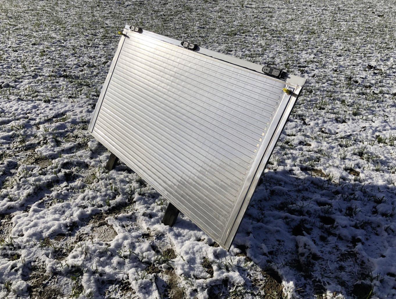 Die Rückseite eines PVT-Moduls entspricht einem unverglasten Solarthermiemodul. Die Temperaturen sind niedriger als bei verglasten Modulen und lassen sich nicht direkt für die Warmwasseraufbereitung nutzen.