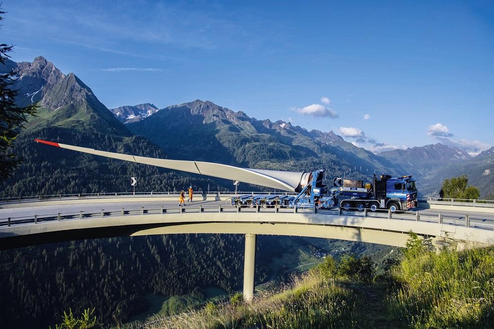 Ein Rotorblatt wird auf den Gotthard transportiert.