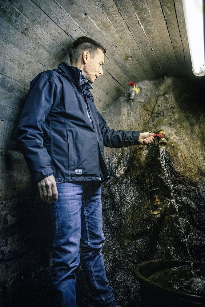 Im Handumdrehen: Ralph Kienle schliesst eine Drainagebohrung und beobachtet den kommunizierenden Effekt mit einer benachbarten Entlastungsbohrung.