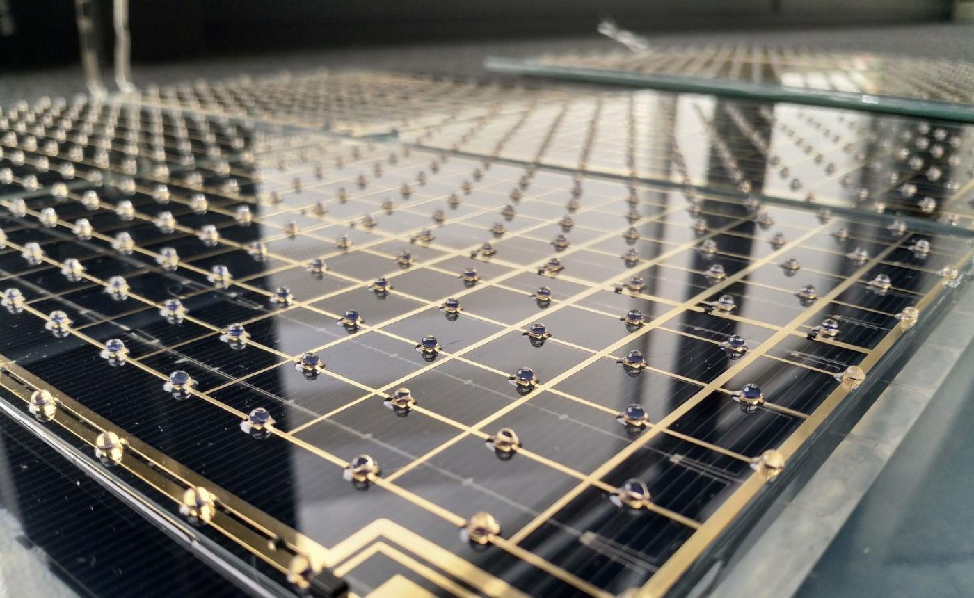 <strong>Bild 2</strong> Zweiter Ansatz, bei dem die Ebenen der Mehrfachsolarzellen (Primärzellen) und der Siliziumzellen (Sekundärzellen) mit einer lichtdurchlässigen Leiterplatte getrennt werden können.