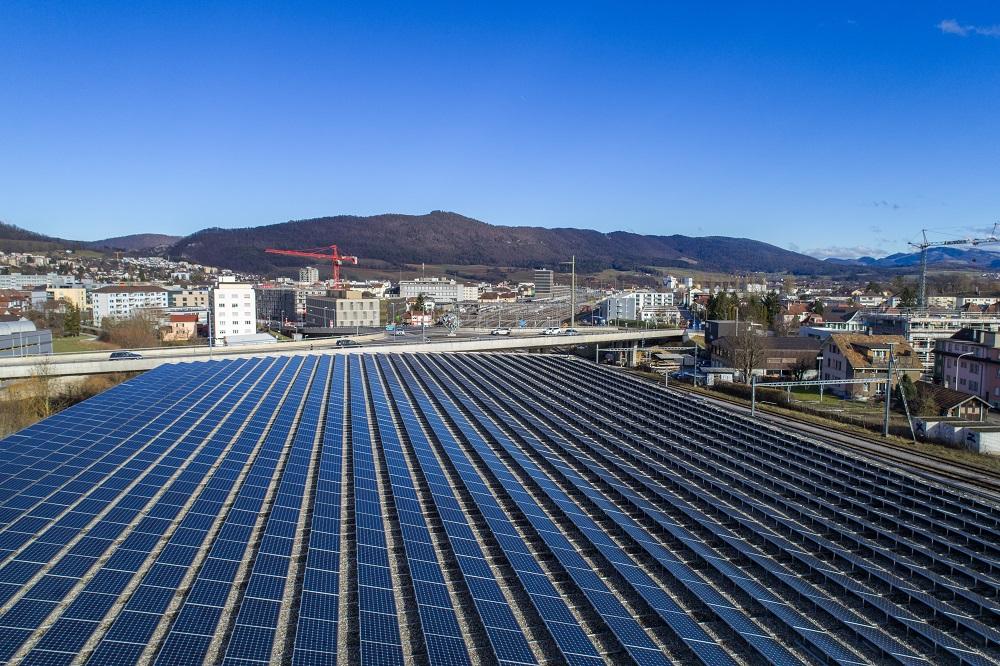 Sur le toit de la patinoire de Delémont, première centrale PV financée grâce au prêt citoyen.